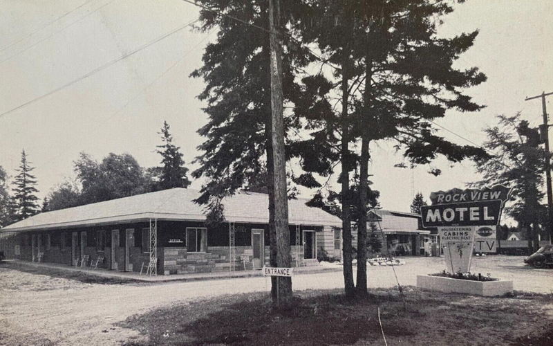 Bear Cove Inn (Rock View Motel, Rockview Motel) - Vintage Postcard (newer photo)